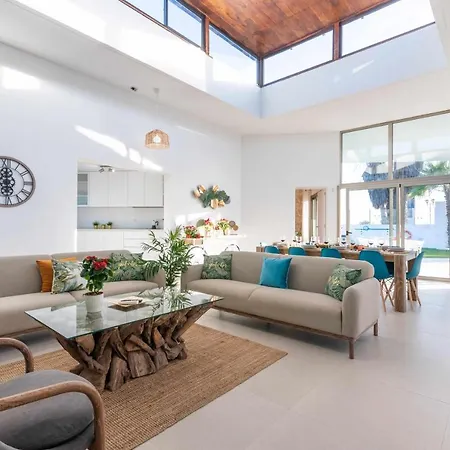 Сasa de vacaciones And Light Mini Golf Pool Luxury 7 Star La Guirra