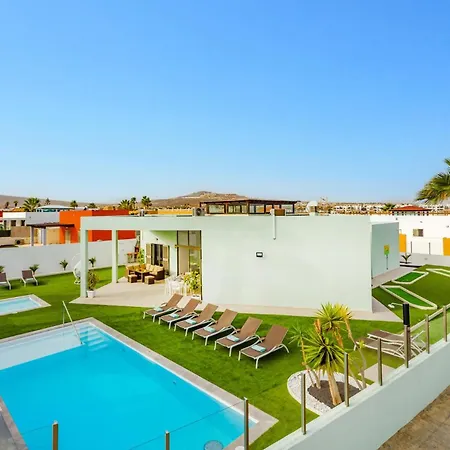 Сasa de vacaciones And Light Mini Golf Pool Luxury 7 Star La Guirra